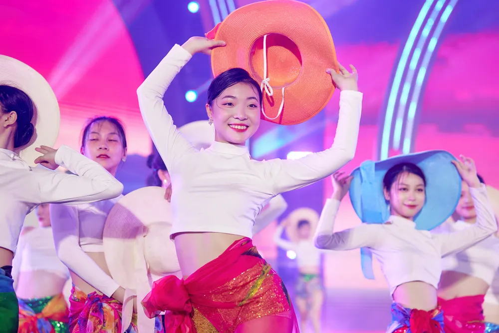 Chương trình nghệ thuật đặc sắc đã để lại nhiều ấn tượng đẹp cho du khách, qua đó góp phần quảng bá vẻ đẹp, tiềm năng phát triển du lịch biển xứ Thanh, đô thị du lịch biển Sầm Sơn năng động, tràn đầy sức sống, hiện đại và văn minh. Chương trình nghệ thuật đặc sắc đã để lại nhiều ấn tượng đẹp cho du khách, qua đó góp phần quảng bá vẻ đẹp, tiềm năng phát triển du lịch biển xứ Thanh, đô thị du lịch biển Sầm Sơn năng động, tràn đầy sức sống, hiện đại và văn minh.