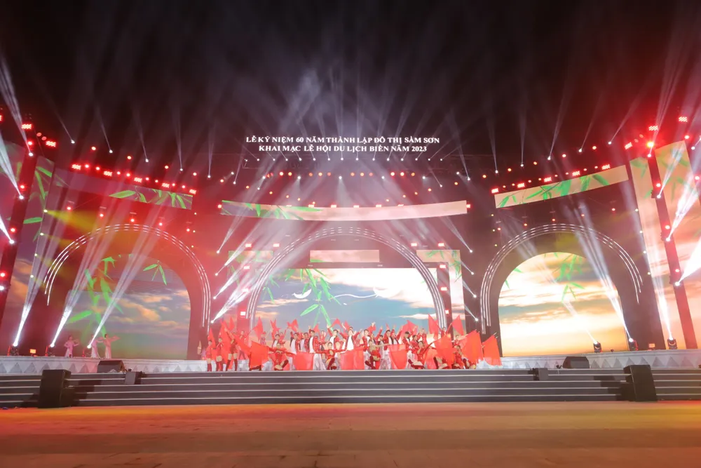 Chương trình nghệ thuật được dàn dựng công phu, với sân khấu hoành tráng được lấy cảm hứng từ Thành Nhà Hồ - Di sản văn hóa thế giới của Thanh Hóa đã được UNESCO công nhận. Chương trình nghệ thuật được dàn dựng công phu, với sân khấu hoành tráng được lấy cảm hứng từ Thành Nhà Hồ - Di sản văn hóa thế giới của Thanh Hóa đã được UNESCO công nhận.