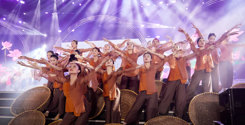 Chương trình nghệ thuật với chủ đề "Sầm Sơn: Thăng hoa và tỏa sáng". Chương trình nghệ thuật với chủ đề "Sầm Sơn: Thăng hoa và tỏa sáng".