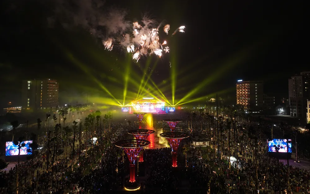 Hàng vạn người dân người dân, du khách đã "Thăng hoa - Tỏa sáng" cùng bờ biển dài tít tắp được thắp sáng và rực rỡ sắc màu chào đón mùa du lịch Sầm Sơn năm 2023. Hàng vạn người dân người dân, du khách đã "Thăng hoa - Tỏa sáng" cùng bờ biển dài tít tắp được thắp sáng và rực rỡ sắc màu chào đón mùa du lịch Sầm Sơn năm 2023.