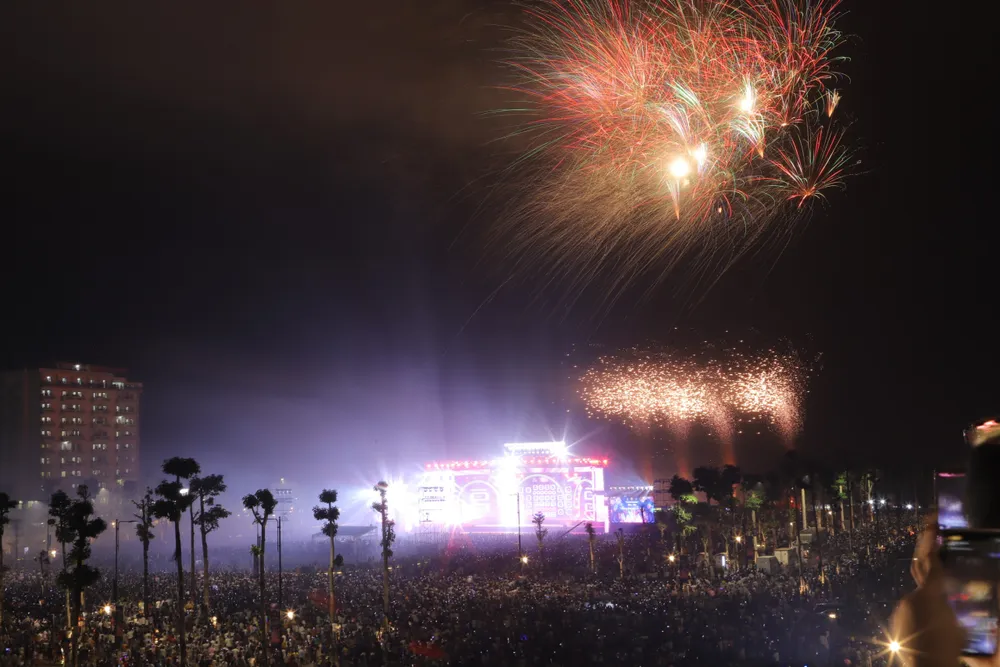 Hình ảnh pháo hoa cùng ánh đèn sân khấu thắp sáng trên biển Sầm Sơn. Hình ảnh pháo hoa cùng ánh đèn sân khấu thắp sáng trên biển Sầm Sơn.