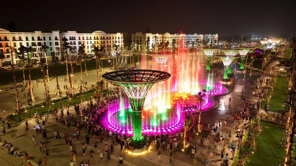 Cũng tại chương trình lễ kỷ niệm là những màn trình diễn nhạc nước đẳng cấp, với sự kết hợp giữa màn phun nước đa tầng và hiệu ứng ánh sáng tuyệt đẹp, bắt mắt tại Quảng trường biển Sầm Sơn. Cũng tại chương trình lễ kỷ niệm là những màn trình diễn nhạc nước đẳng cấp, với sự kết hợp giữa màn phun nước đa tầng và hiệu ứng ánh sáng tuyệt đẹp, bắt mắt tại Quảng trường biển Sầm Sơn.