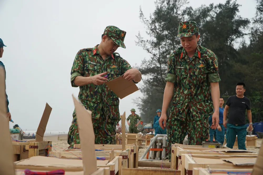 Công tác vận chuyển pháo hoa vào trận địa được các chiến sĩ bộ đội triển khai nhanh chóng. Ảnh: ĐẶNG TRUNG