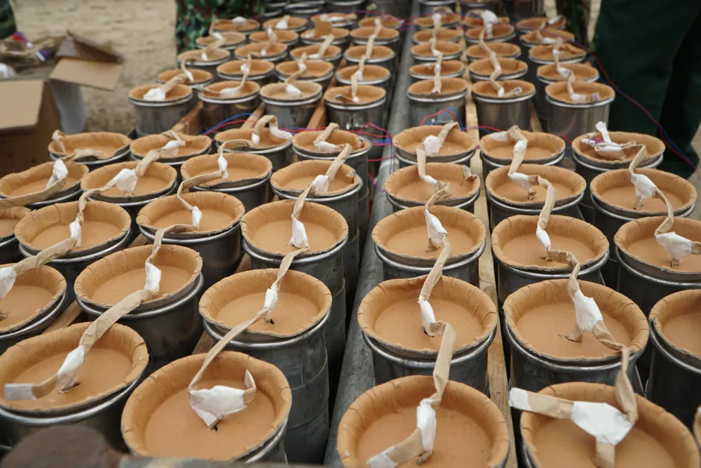 Quá trình kích nổ pháo hoa được thực hiện thông qua bảng điều khiển, việc kích nổ sẽ được lập trình, điều khiển từ xa. Ảnh: ĐẶNG TRUNG