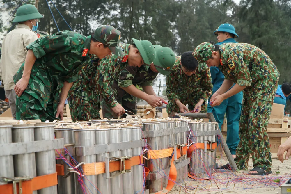 Ngay từ sáng 22-4, 400 quả pháo đã được các chiến sĩ bộ đội, nhân viên kỹ thuật và dân quân tự vệ đưa đến bên bờ biển Sầm Sơn để tiến hành lắp đặt. Ảnh: ĐẶNG TRUNG