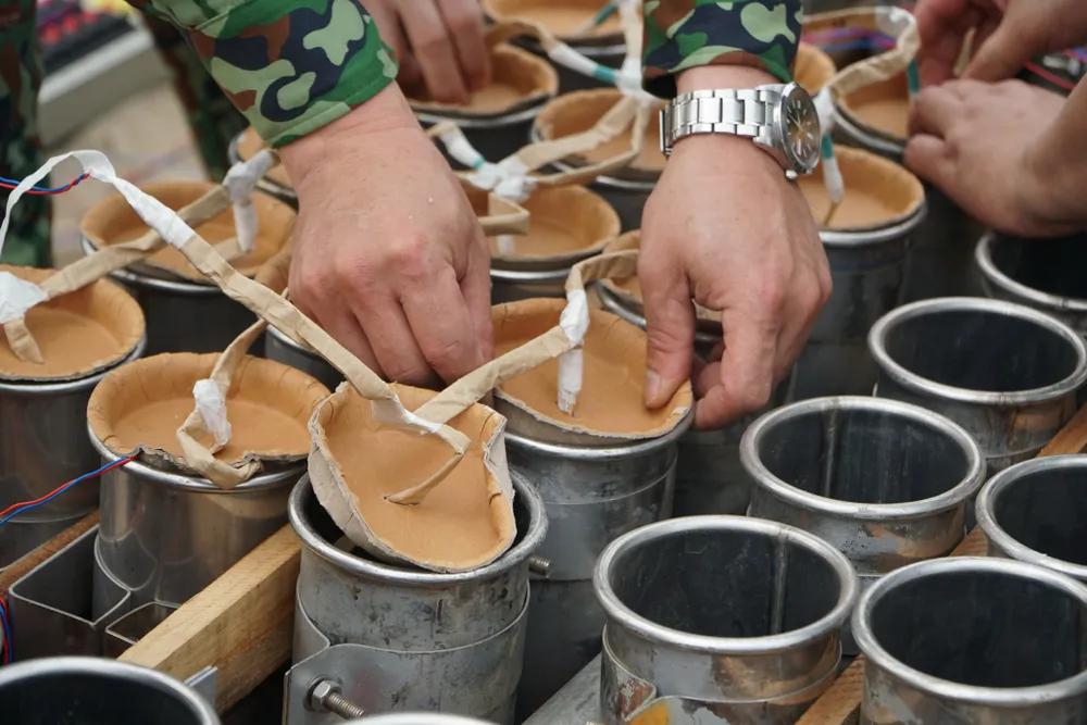 Theo đó những quả pháo lần lượt được đưa vào giàn, đấu nối kíp nổ theo kịch bản đã chuẩn bị trước đó.