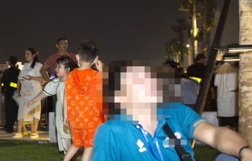 Nạn nhân không chỉ là phụ nữ mà còn có nam giới. Trong ảnh một nạn nhân chia sẻ với PLO sau khi bị móc túi khi tham dự sự kiện đêm 22-4 ở Sầm Sơn. Ảnh: Đ.T Nạn nhân không chỉ là phụ nữ mà còn có nam giới. Trong ảnh một nạn nhân chia sẻ với PLO sau khi bị móc túi khi tham dự sự kiện đêm 22-4 ở Sầm Sơn. Ảnh: Đ.T