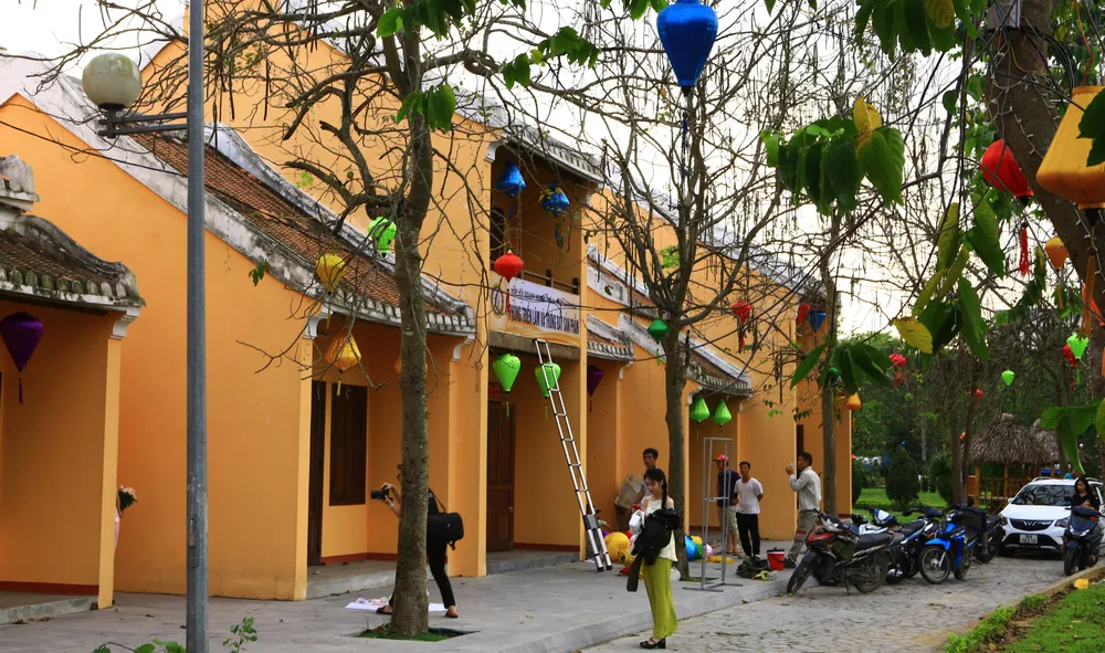 Dãy nhà phiên bản Hội An giữa lòng xứ Thanh đang hoàn thiện khâu cuối cùng để đón du khách. Ảnh: ĐẶNG TRUNG