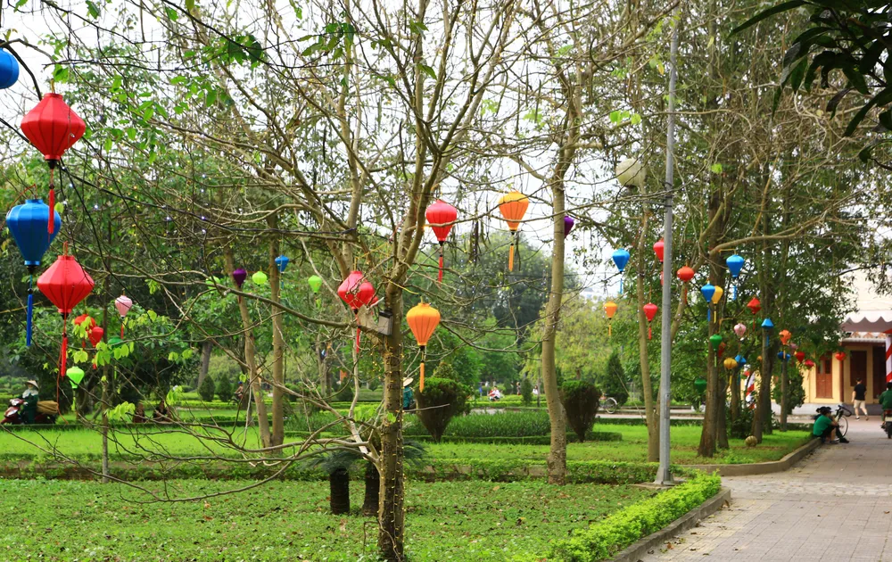 Trên những cây xanh ở công viên Hội An còn được treo các đèn lồng với đủ sắc màu bắt mắt ở mỗi góc khác nhau. Ảnh: ĐẶNG TRUNG