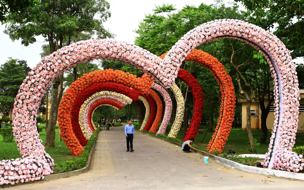 Theo đó kích thước mỗi vòm hoa rộng 4,5m, cao 4 m, cách nhau 3,75m. Riêng đối với vòm hoa chính, được xem là cổng của “con đường tình yêu” được thiết kế rộng 6 m, cao 5m. Ảnh: ĐẶNG TRUNG