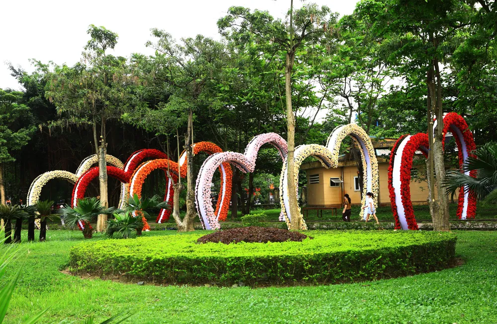 Các vòm hoa hình trái tim được làm từ khung thép, gắn đèn LED sáng 7 màu được thi công trong suốt 1 tháng qua.
