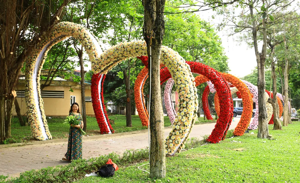 Những ngày qua, &quot;con đường tình yêu&quot; đã thu hút nhiều người đến chụp hình, check-in, sống ảo. Ảnh: ĐẶNG TRUNG