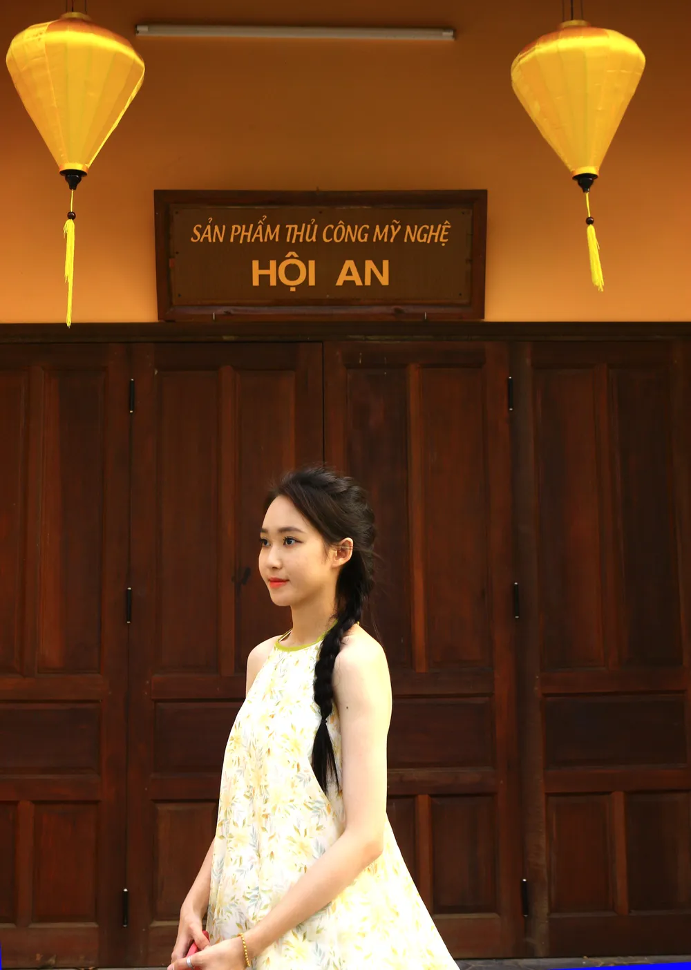 Nhiều bạn trẻ ở Thanh Hóa đã tranh thủ đến chụp hình, check-in sống ảo với &quot;con đường tình yêu&quot; và dãy nhà phiên bản phố cổ Hội An. Ảnh: ĐẶNG TRUNG