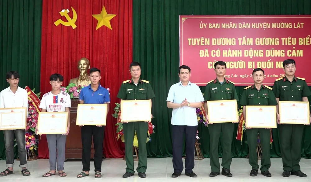 Bốn cán bộ quân đội và 3 học sinh nhận giấy khen của Chủ tịch UBND huyện Mường Lát đã có hành động dũng cảm cứu người bị đuối nước. Ảnh: Tuấn Bình Bốn cán bộ quân đội và 3 học sinh nhận giấy khen của Chủ tịch UBND huyện Mường Lát đã có hành động dũng cảm cứu người bị đuối nước. Ảnh: Tuấn Bình