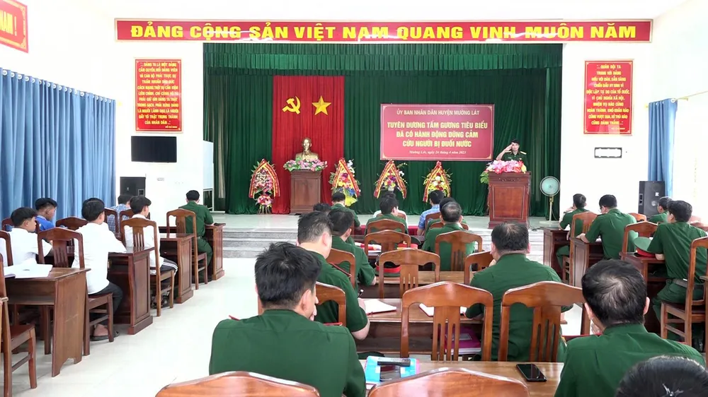 Lễ tuyên dương 4 cán bộ quân đội, cùng 3 em học sinh tham gia cứu nữ sinh lớp 10 đuối nước. Ảnh: Tuấn Bình Lễ tuyên dương 4 cán bộ quân đội, cùng 3 em học sinh tham gia cứu nữ sinh lớp 10 đuối nước. Ảnh: Tuấn Bình