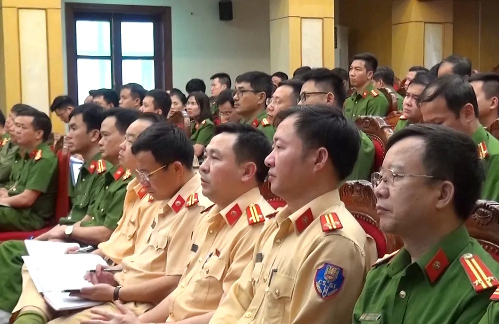 Lực lượng công an kiên quyết ngăn chặn, trấn áp tội phạm để bảo đảm an toàn cho người dân lẫn du khách tại các điểm du lịch lễ hội của địa phương. Ảnh: Đ.H Lực lượng công an kiên quyết ngăn chặn, trấn áp tội phạm để bảo đảm an toàn cho người dân lẫn du khách tại các điểm du lịch lễ hội của địa phương. Ảnh: Đ.H