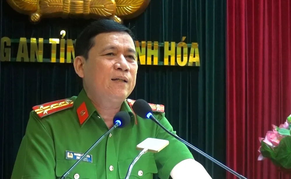 Đại tá Dương Văn Tiến, Phó Giám đốc Công an tỉnh Thanh Hóa chỉ đạo các đơn vị công an địa phương huy động 100% quân số trấn áp tội phạm tại các sự kiện, lễ hội tập trung đông người. Ảnh: Đình Hợp Đại tá Dương Văn Tiến, Phó Giám đốc Công an tỉnh Thanh Hóa chỉ đạo các đơn vị công an địa phương huy động 100% quân số trấn áp tội phạm tại các sự kiện, lễ hội tập trung đông người. Ảnh: Đình Hợp