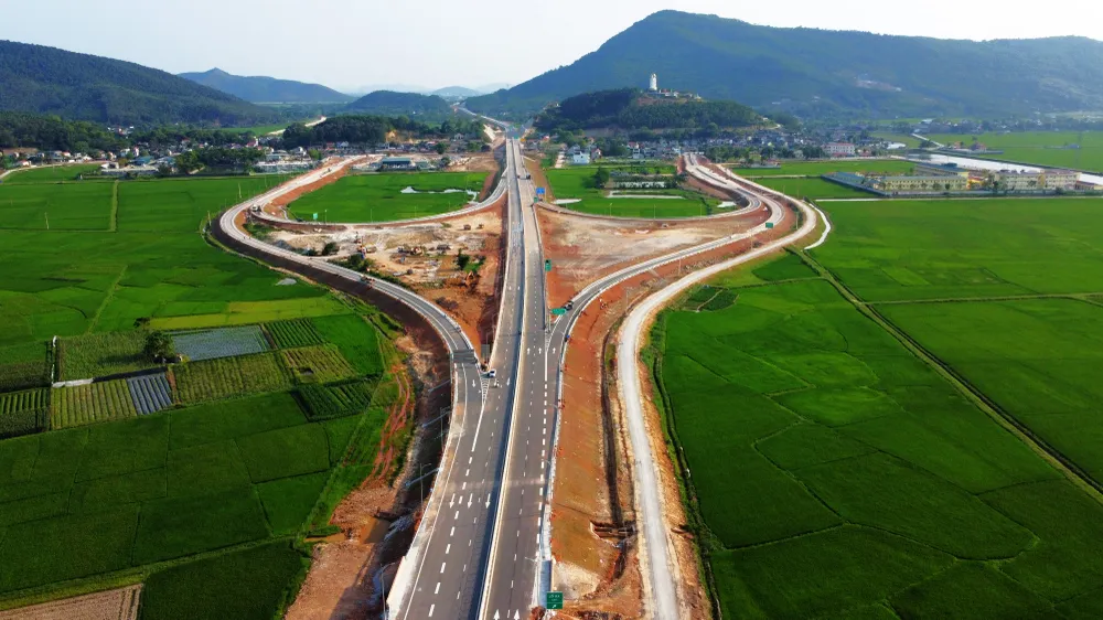 Nút giao thông Quốc lộ 217 (Hà Lĩnh, Hà Trung) cơ bản đã hoàn thành sẵn sàng thông xe vào ngày 29-4. Từ nút giao thông này, các phương tiện có thể di chuyển xuống Quốc lộ 217 đi các huyện Hà Trung, Nga Sơn, Vĩnh Lộc... Ảnh: ĐẶNG TRUNG