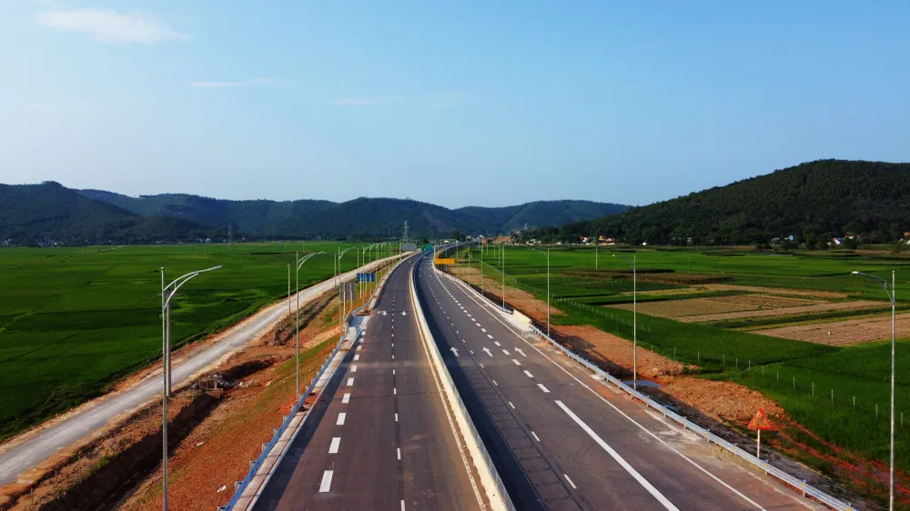 Tuyến đường cao tốc Mai Sơn – Quốc lộ 45 có bề rộng 4 làn xe với 2 làn mỗi chiều cho phép chạy tốc độ tối 80 km/giờ và tốc độ thấp nhất là 60 km/giờ. Ảnh: ĐẶNG TRUNG