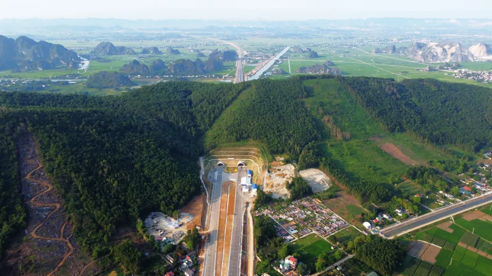 Hầm Thung Thi qua địa bàn xã Hà Lĩnh, Hà Trung là hầm dài nhất trên tuyến Cao tốc Mai Sơn - Quốc lộ 45.