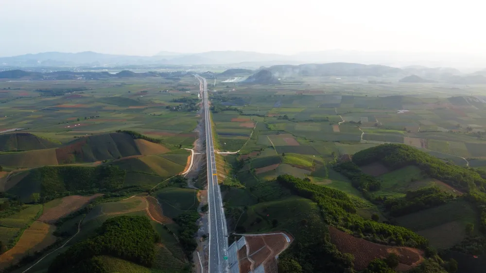 Hai bên đường Cao tốc là những cánh đồng dứa lúa đẹp mơ màng giữa những làng quê Thanh. Ảnh: ĐẶNG TRUNG