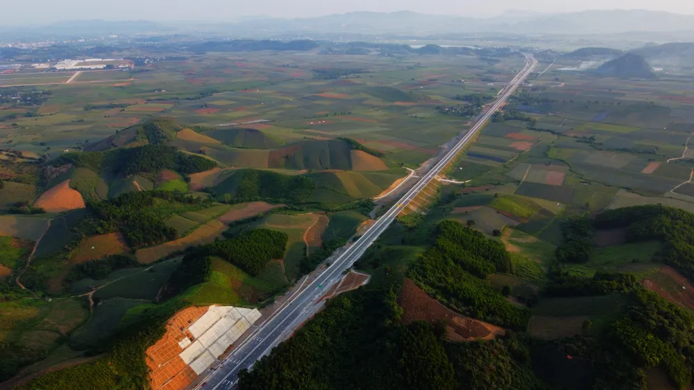 Cao tốc Mai Sơn - Quốc lộ 45 đoạn qua huyện Hà Trung nhìn từ trên cao như một dải lụa dài đến vô tận.