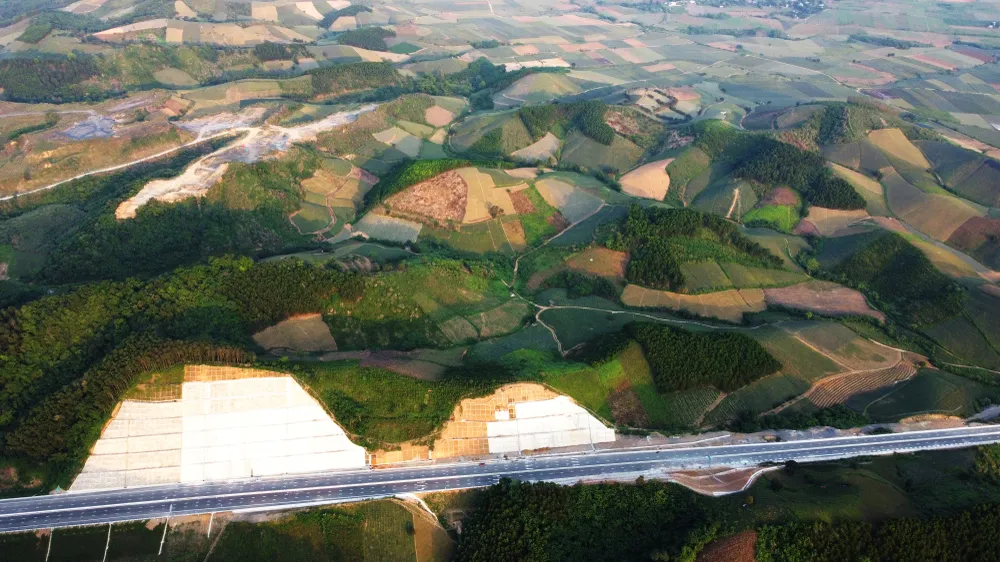 Khi đi qua hầm Tam Điệp là vùng đất Thanh Hóa với những đồi núi thấp san sát chồng lên nhau. Ảnh: ĐẶNG TRUNG