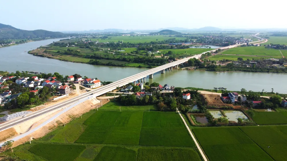 Cầu núi Đọ được khởi công đầu tháng 1-2021, cầu Núi Đọ thông xe kỹ thuật vào tháng 12-2022. Cây cầu sau khi hoành góp phần thúc đẩy phát triển kinh tế cho địa phương. Ảnh: ĐẶNG TRUNG