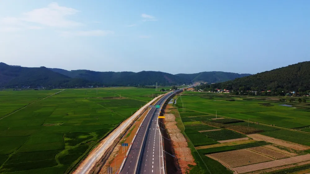 Cao tốc Mai Sơn - Quốc lộ 45 sau 3 năm dự án triển khai đã sẵn sàng trước thời khắc lịch sử thông xe ngày mai. Ảnh: ĐẶNG TRUNG