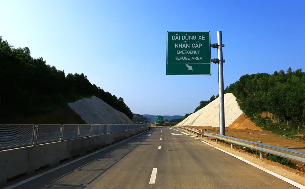 Trên toàn tuyến Cao tốc Mai Sơn – Quốc lộ 45 có 25 dải dừng xe khẩn cấp được thiết kế đứt đoạn với tổng chiều dài mỗi trạm dừng xe là 170 m. Ảnh: ĐẶNG TRUNG