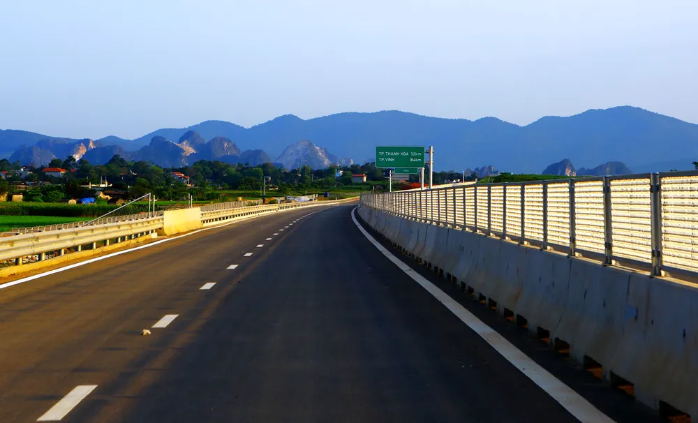 Dải phân cách cứng giữa cao tốc được lắp đặt hệ thống chống lóa bằng kim loại giúp cho các tài xế lái xe an toàn. Ảnh: ĐẶNG TRUNG