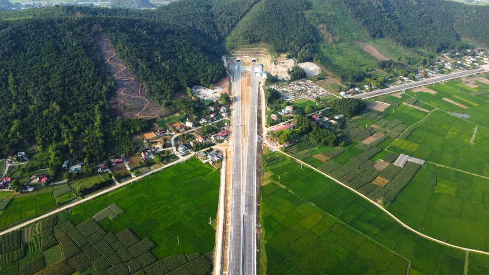 Điểm cầu dự tổ chức lễ khánh thành ở phía Nam hầm Thung Thi, xã Hà Lĩnh, huyện Hà Trung, tỉnh Thanh Hoá (thuộc đoạn Mai Sơn-Quốc lộ 45). Ảnh: ĐẶNG TRUNG