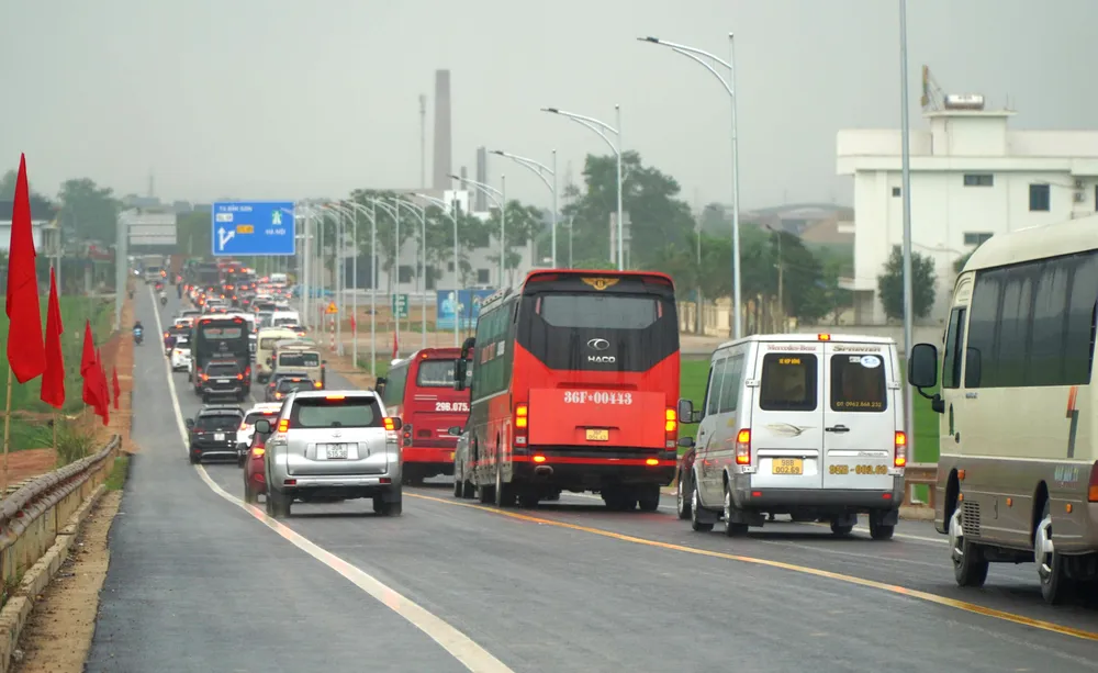 Tình trạng tắc đường tiếp tục có chiều hướng gia tăng vào trưa 29-4 do lượng người về quê nghỉ lễ, du lịch tăng đột biến. Ảnh: ĐẶNG TRUNG Tình trạng tắc đường tiếp tục có chiều hướng gia tăng vào trưa 29-4 do lượng người về quê nghỉ lễ, du lịch tăng đột biến. Ảnh: ĐẶNG TRUNG