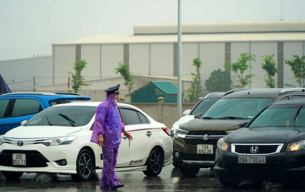 Nhiều cảnh sát đội mưa để hướng dẫn, phân luồng các phương tiện lưu thông an toàn. Ảnh: ĐẶNG TRUNG Nhiều cảnh sát đội mưa để hướng dẫn, phân luồng các phương tiện lưu thông an toàn. Ảnh: ĐẶNG TRUNG