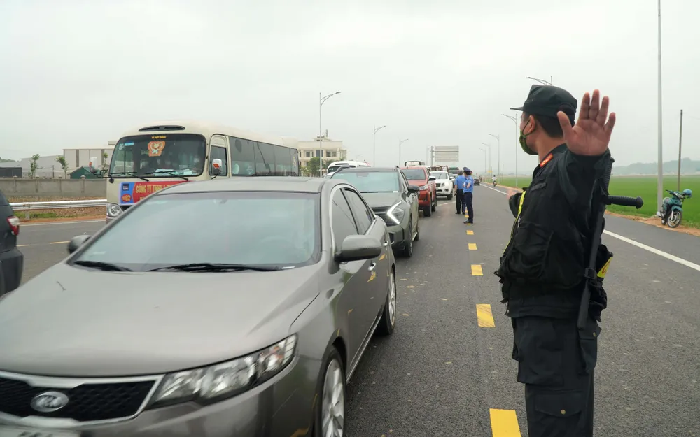 Cảnh sát cùng nhiều lực lượng tham gia điều tiết giao thông tại nút giao Gia Miêu. Ảnh: ĐẶNG TRUNG Cảnh sát cùng nhiều lực lượng tham gia điều tiết giao thông tại nút giao Gia Miêu. Ảnh: ĐẶNG TRUNG