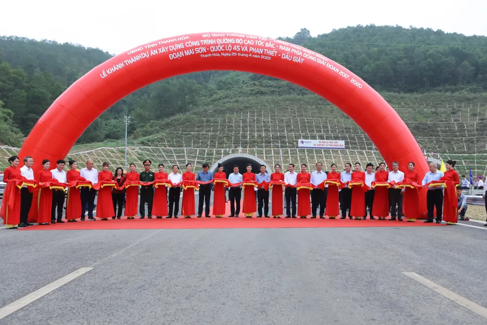 Phó Thủ tướng Chính phủ Trần Hồng Hà và các đại biểu Trung ương, tỉnh Thanh Hóa, Ninh Bình, nhà thầu cắt băng khánh thành Dự án cao tốc Mai Sơn - Quốc lộ 45 tại điểm cầu Thanh Hóa.