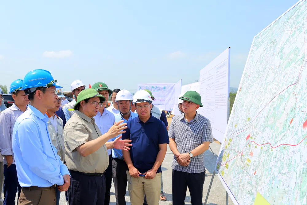 Thủ tướng yêu cầu các chủ đầu tư cần chỉ đạo các nhà thầu bố trí đầy đủ lực lượng, phương tiện để đẩy nhanh tiến độ thi công, phấn đấu hoàn thành trước ngày 2-9-2023. Ảnh: ĐT