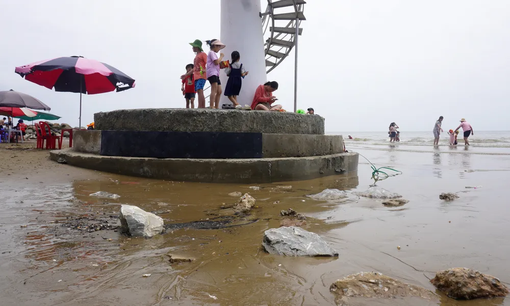Chân đế giữ bàn tay trên biển Hải Tiến được đổ bê tông cốt thép. Ảnh: ĐẶNG TRUNG