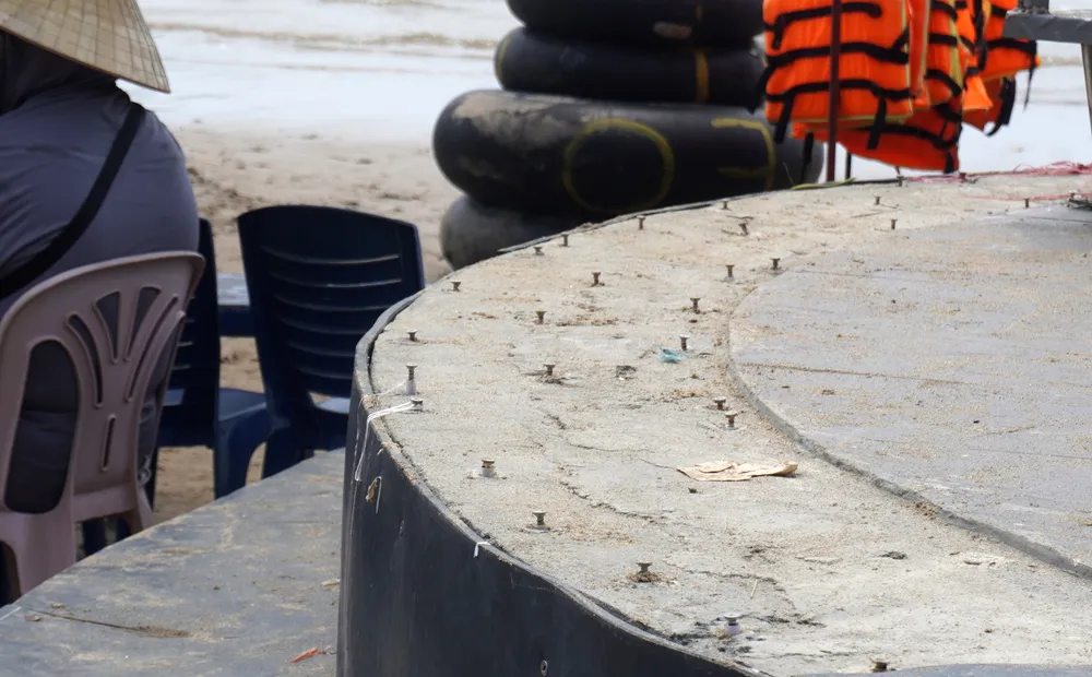 Ở phần chân đế công trình, nhiều đinh vít nhô lên, tiềm ẩn nguy cơ mất an toàn cho du khách khi tắm biển hay nghỉ ngơi gần khu vực bàn tay khổng lồ. Bàn Tay Khổng Lồ Biển Hải Tiến