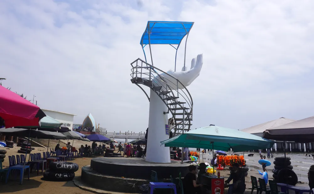 Tuy nhiên, theo những hộ kinh doanh nơi đây, các công trình này dù đã hoàn thiện nhưng không có nhân viên cứu hộ trực. Bàn Tay Khổng Lồ Biển Hải Tiến