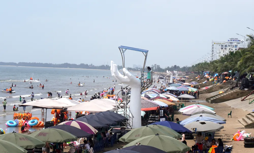 Dù hình ảnh bàn tay gây ra nhiều ý kiến trái chiều, nhưng theo lý giải của UBND huyện Hoằng Hóa là tạo nét mới cho không gian biển. Ảnh: ĐẶNG TRUNG