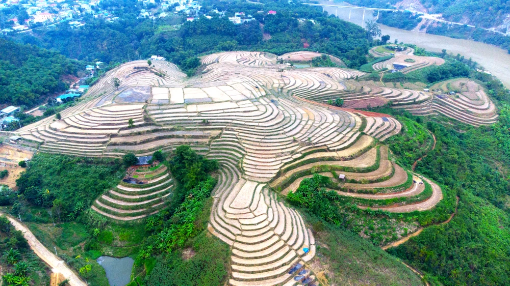 Cùng với cảnh sắc thiên nhiên hoang sơ đẹp đến lạ lùng. Ảnh: ĐẶNG TRUNG