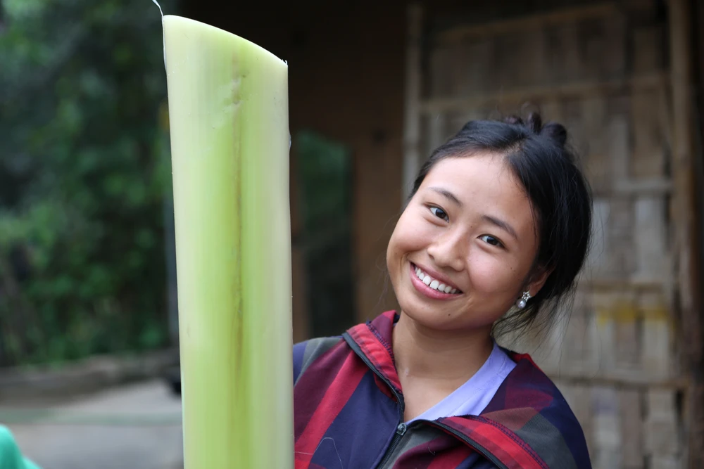 Đến với Pom Khuông còn bắt gặp những nụ cười thiếu nữ vùng bản Mông Pom Khuông thân thiện với du khách. Ảnh: ĐẶNG TRUNG