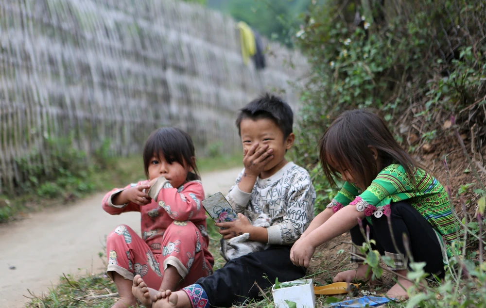 Cuộc sống bình yên ở bản Pom Khuông những năm gần đây đang thu hút khách du lịch đến trải nghiệm. Ảnh: ĐẶNG TRUNG