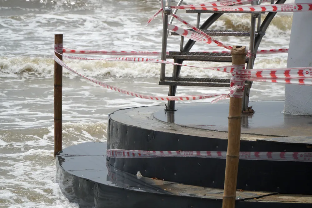 Chính quyền đã sử dụng cọc tre đóng xuống nền cát rồi dùng dây ni lông quấn quanh để bảo vệ du khách. Ảnh: ĐẶNG TRUNG Chính quyền đã sử dụng cọc tre đóng xuống nền cát rồi dùng dây ni lông quấn quanh để bảo vệ du khách. Ảnh: ĐẶNG TRUNG