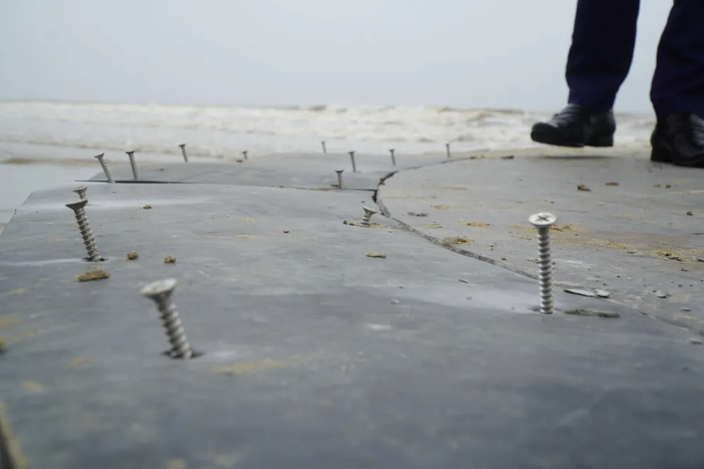 Đại diện BQL dự án cho biết: "Sau khi nắm bắt được thông tin các nệm cao su bị bật ra khỏi chân đế bàn tay và lộ các đinh vít sắt, chúng tôi đã cho nhổ toàn bộ các đinh vít này". Ảnh: ĐẶNG TRUNG Đại diện BQL dự án cho biết: "Sau khi nắm bắt được thông tin các nệm cao su bị bật ra khỏi chân đế bàn tay và lộ các đinh vít sắt, chúng tôi đã cho nhổ toàn bộ các đinh vít này". Ảnh: ĐẶNG TRUNG