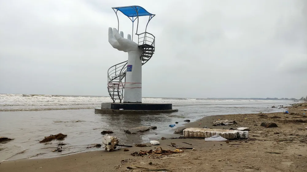 Khung cảnh có phần nhếch nhác trên bờ biển Hải Tiến. Ảnh: ĐẶNG TRUNG Khung cảnh có phần nhếch nhác trên bờ biển Hải Tiến. Ảnh: ĐẶNG TRUNG