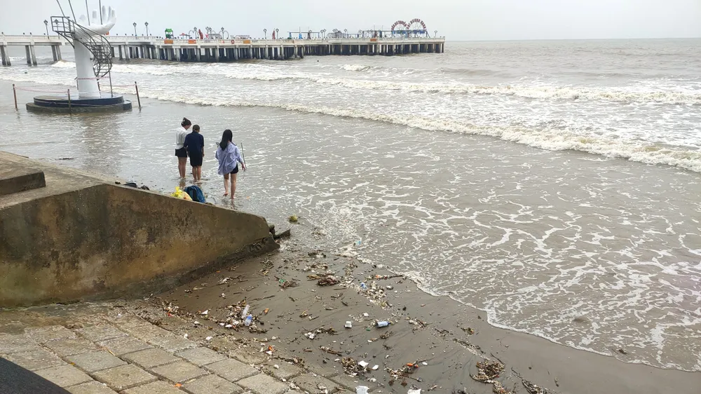 Rác thải dạt vào bờ biển sáng 4-5. Ảnh: ĐẶNG TRUNG Rác thải dạt vào bờ biển sáng 4-5. Ảnh: ĐẶNG TRUNG