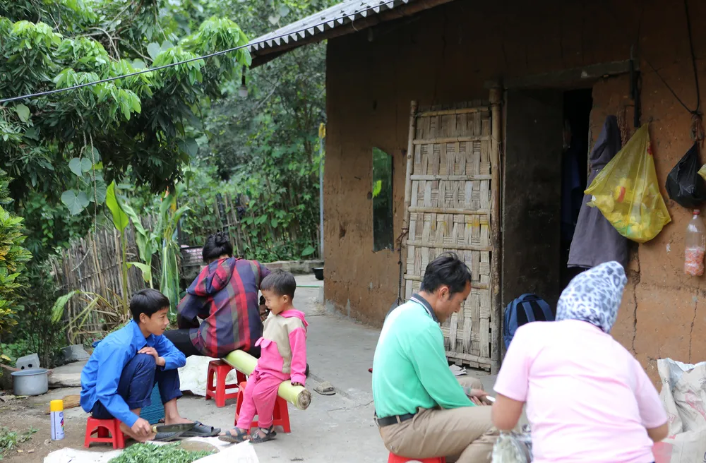 Đó là những ngôi nhà tường trình xây dựng hoàn toàn bằng đất với những khung cảnh bình yên khi bố gọt sắn, mẹ thái sợi.... Ảnh: ĐẶNG TRUNG