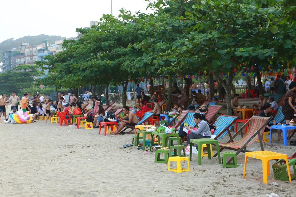 Lượng du khách đổ về biển Sầm Sơn đông kéo theo các dịch vụ giữ xe, bán nước giải khát, hải sản, cho thuê phao, thả diều… mang lại thu nhập cao sau nhiều tháng vắng khách. Ảnh: ĐẶNG TRUNG